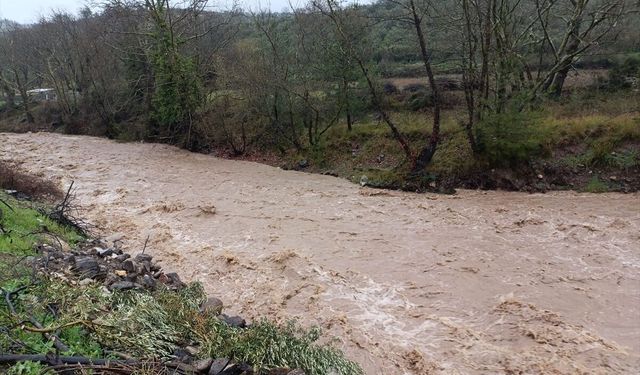 Bursa'nın Mudanya ve Gemlik ilçelerinde sağanak yaşamı olumsuz etkiledi