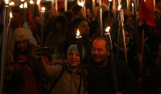 Çanakkale Deniz Zaferi'nin 111. yıl dönümünde fener alayı düzenlendi