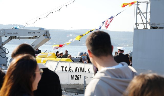 Çanakkale'de Deniz Kuvvetleri Komutanlığı gemileri ziyarete açıldı
