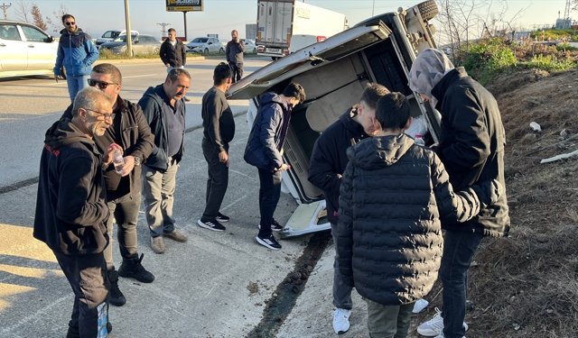 Çanakkale'de minibüs ile SUV tipi aracın çarpıştığı kazada 8 kişi yaralandı