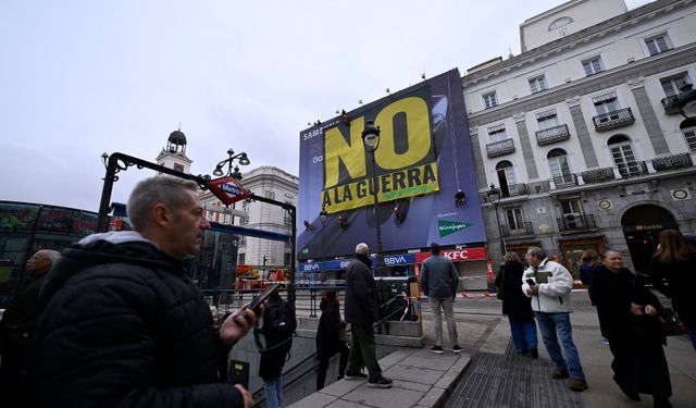 Çevre örgütü Greenpeace Madrid'in merkezinde 'Savaşa hayır' pankartı açtı