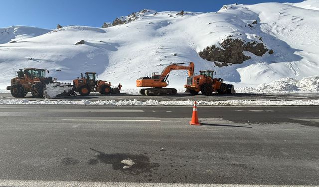 Çığ düşen Van-Hakkari kara yolu tek şeritten ulaşıma açıldı