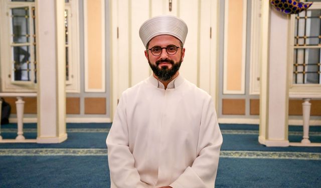 Çocuklar cami adabını kendileri için kurulan iftar sofrasında öğreniyor