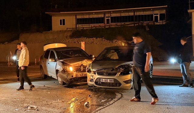 Çorum'da çarpışan iki otomobildeki 7 kişi yaralandı