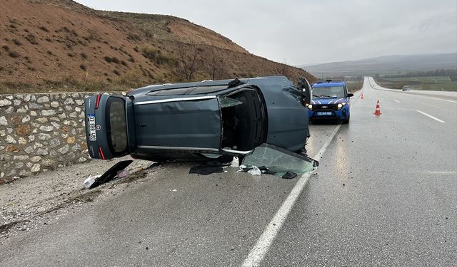 Çorum'da devrilen otomobildeki 5 kişi yaralandı