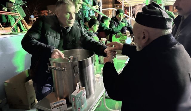 Çorum'da Kadir Gecesi dolayısıyla vatandaşlara yaklaşık 100 kilogram süt ikram edildi