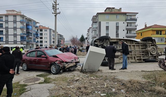 Çorum'da tarım işçilerini taşıyan minibüs ile otomobilin çarpışması sonucu 5 kişi yaralandı