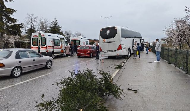 Çorum'da yolcu otobüsü ile kamyonet çarpıştı, 2 kişi yaralandı