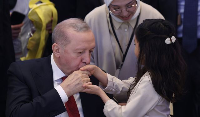 Cumhurbaşkanı Erdoğan: 'Özel sektörde çalışan babaların babalık iznini de kamuda olduğu gibi 5 günden 10 güne çıkarmayız amaçlıyoruz.'