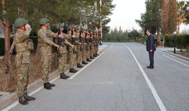 Cumhurbaşkanı Yardımcısı Yılmaz, KKTC'de Mehmetçikle iftar yaptı: