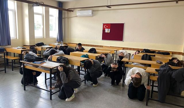 Datça'da deprem haftası kapsamında farkındalık eğitimi ve tatbikat yapıldı