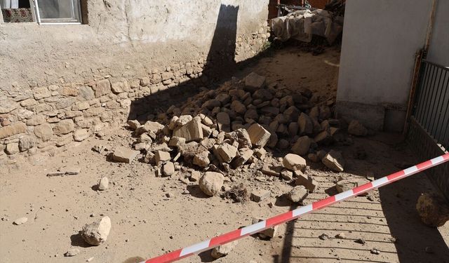 Denizli'deki 5,1 büyüklüğündeki deprem anı güvenlik kameralarında