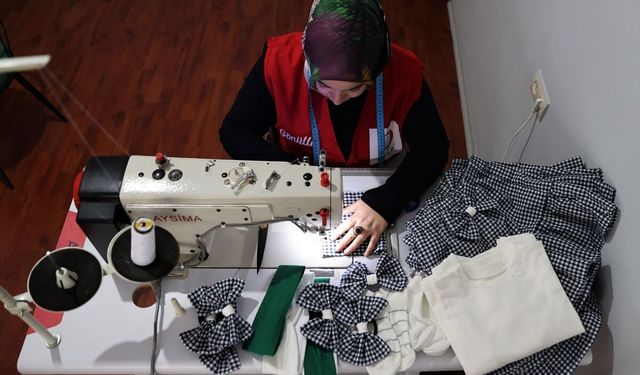 Depremzede anne, Türk Kızılay gönüllüsü olarak kız çocuklarına bayramlık dikti