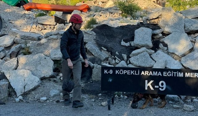 Depremzede avukat eşiyle AKUT'ta görev yapıyor