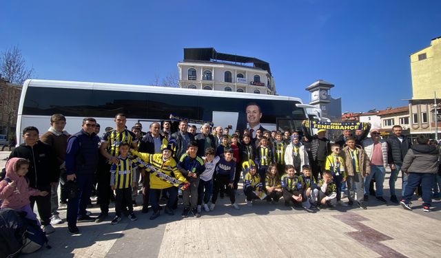 Depremzede çocuklar tribünde moral buluyor