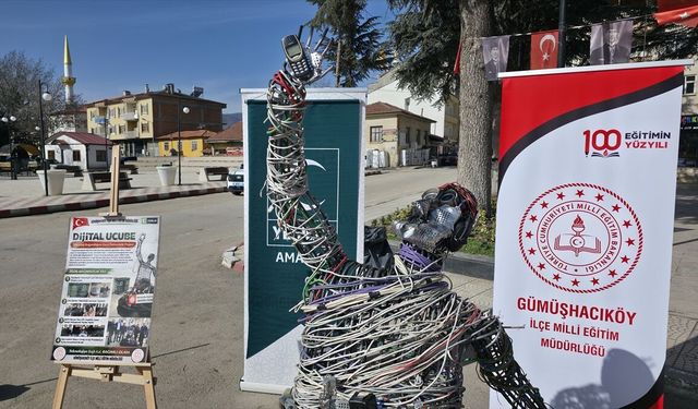 Dijital bağımlılığa atık elektronik malzemelerden yapılan 'Dijital Ucube' heykeliyle dikkati çekildi