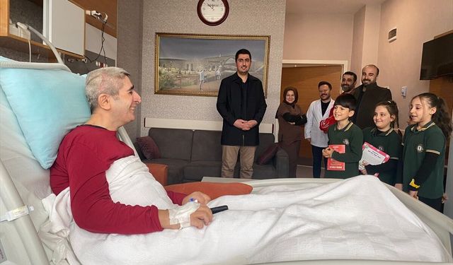 Diyarbakır'da minik öğrencilerin okuduğu hikayeler hastalara moral oluyor