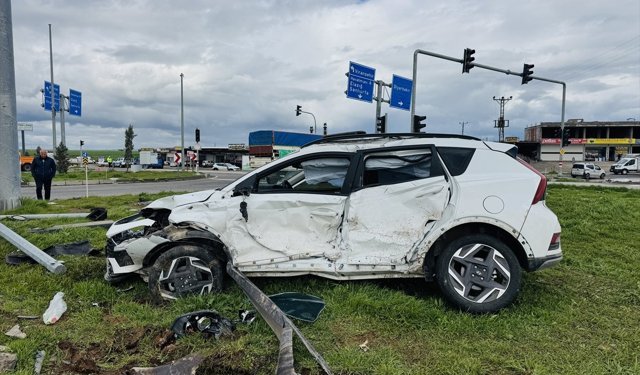 Diyarbakır'da okul servisi ile otomobilin çarpışması sonucu 15 kişi yaralandı