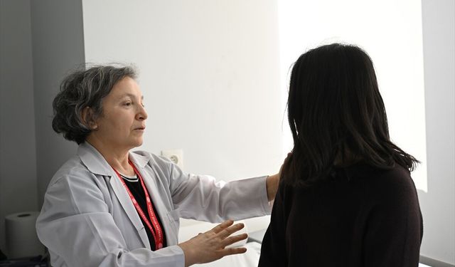Doktor anne, meslektaşı iki çocuğuyla aynı hastanede çalışıyor