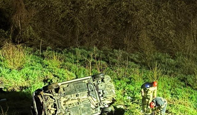 Düzce'de şarampole devrilen otomobildeki 2 kişi yaralandı