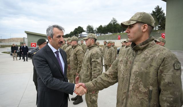Edirne Valisi Sezer, sınır karakolundaki Mehmetçikle bayramlaştı