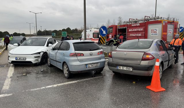 Edirne'de 3 aracın karıştığı kazada 2 kişi yaralandı