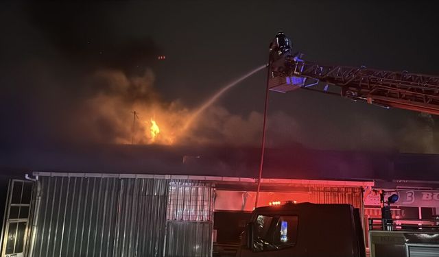 Edirne'de iki iş yerini etkileyen yangın söndürüldü