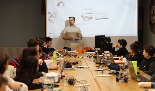 Edirne'de öğrenciler robotik kodlama ile geleceğe hazırlanıyor