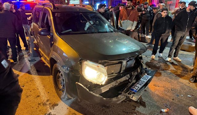 Elazığ'da otomobil ile SUV tipi araç çarpıştı, 3 kişi yaralandı