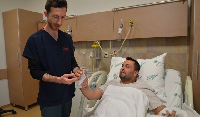 Elektrik akımına kapılan kişinin bacağından alınan deri eline nakledildi