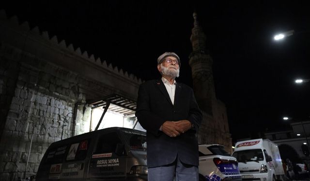 'Elmacı Dede' Şam'daki çocuklara bayram şekeri dağıttı