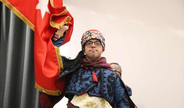 Engelli ve özel bireylerden oluşan zeybek ekibi, sahneleri renklendiriyor