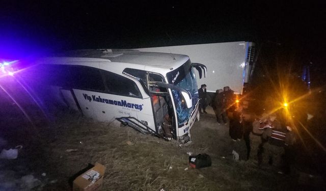 Erzincan'da bariyerlere çarpan yolcu otobüsünde hasar oluştu