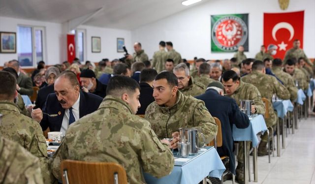 Erzincan'da Mehmetçik ile gaziler iftar sofrasında bir araya geldi