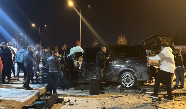 Erzurum'da 4 aracın karıştığı zincirleme kazada 1'i ağır 7 kişi yaralandı