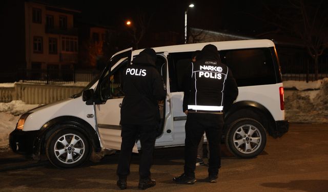 Erzurum'da hassas burunlu köpeklerin desteğiyle narkotik uygulama yapıldı