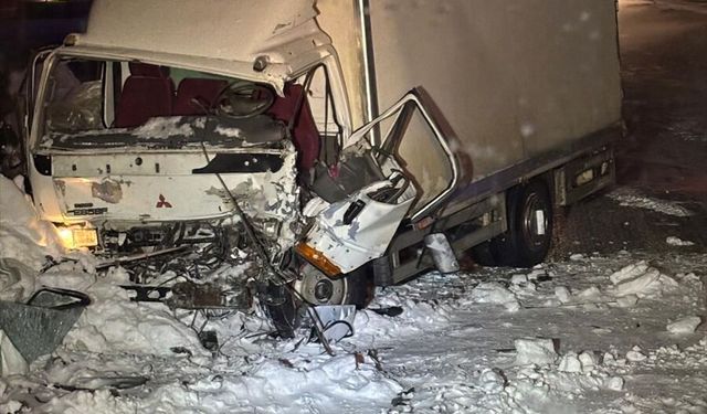 Erzurum'da iki kamyonetin çarpıştığı kazada sürücülerden 1'i öldü, diğeri yaralandı
