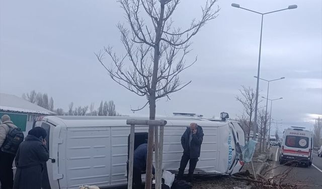 Erzurum'da kamyon ile minibüs çarpıştı, 7 kişi yaralandı