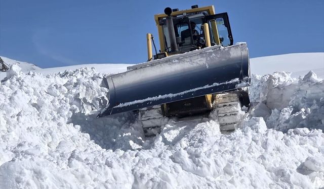 Erzurum'da kar kalınlığı yer yer 2 metreyi bulan mezra ekiplerin çalışmasıyla ulaşıma açıldı