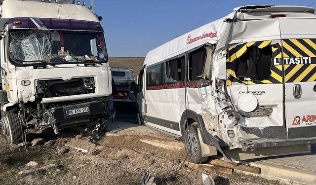 Eskişehir'de 5 aracın karıştığı zincirleme trafik kazasında 12 kişi yaralandı