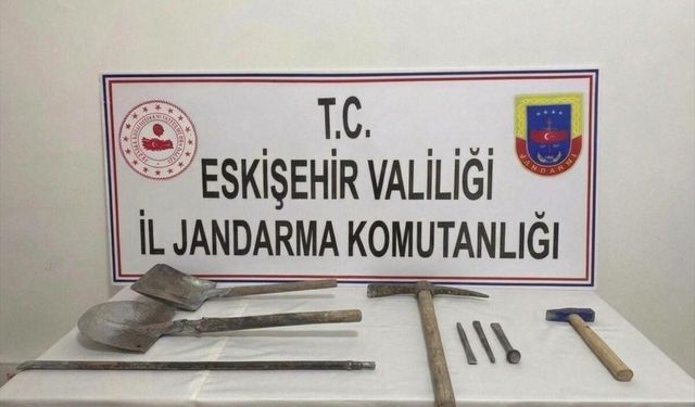 Eskişehir'de kaçak kazı yapan 3 kişi suçüstü yakalandı