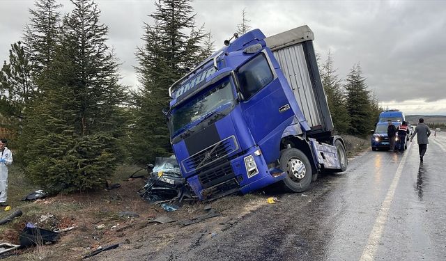 Eskişehir'de tırın çarptığı otomobildeki 1 kişi öldü, 2 kişi yaralandı