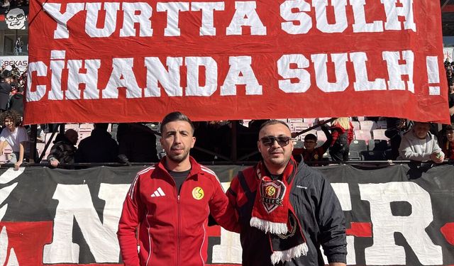 Eskişehirspor taraftarı İspanya'da gündem olan 'Espana' bestesiyle takımlarını destekledi