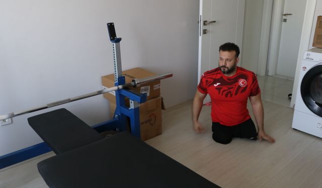 Evindeki çocuk odasını spor salonuna çeviren milli halterci Avrupa'dan madalyalarla döndü