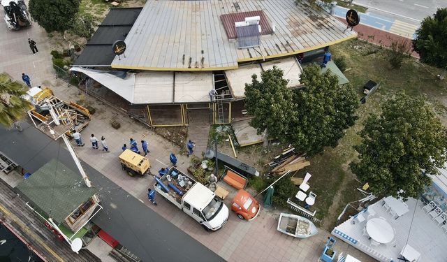 Fethiye sahil bandında imara aykırı eklentiler yıkılıyor