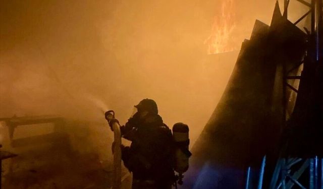 Fethiye'de marangoz atölyesi ile depo yangında hasar gördü