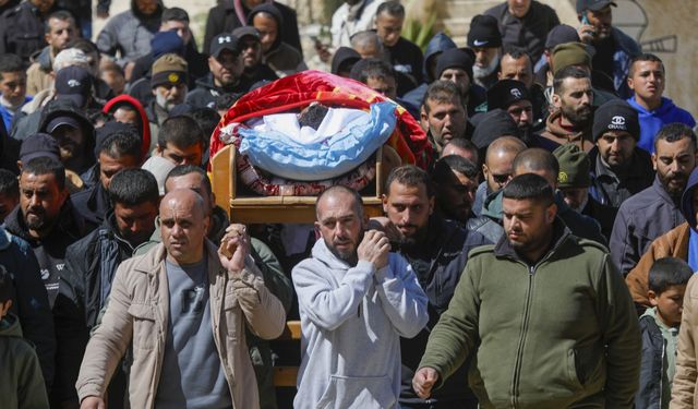 Filistin topraklarını gasbeden İsrailli yerleşimciler Batı Şeria'da bir Filistinliyi vurarak öldürdü