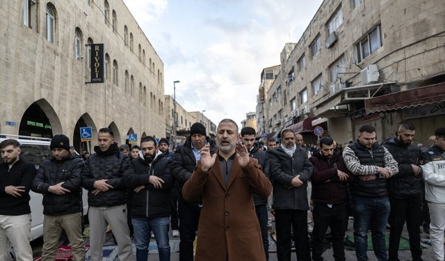 Filistinliler, bayram namazını İsrail'in kısıtlamaları nedeniyle kapatılan Mescid-i Aksa çevresinde kıldı