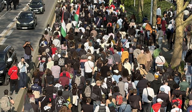 Fransa'da 2023'te polis kurşunuyla ölen genç için adalet talebiyle yürüyüş düzenlendi