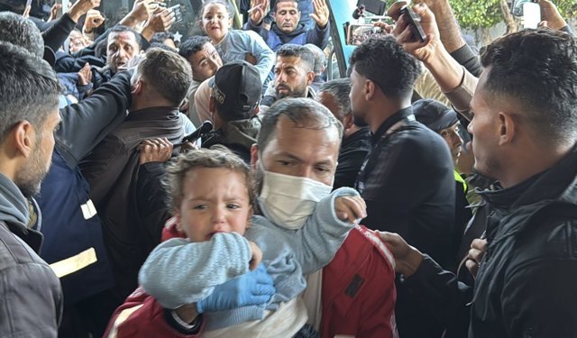 Gazze'ye dönen prematüre bebekler ile ailelerinin 'ilk tanışmasında' duygu dolu anlar yaşandı